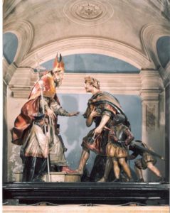 "Incontro fra S. Ambrogio e l'imperatore Teodosio". Cassa processionale settecentesca della parrocchia di S. Ambrogio opera del Maragliano.