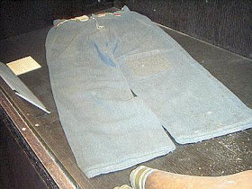 "I pantaloni in jeans di Garibaldi con la famosa toppa sulla gamba sinistra".