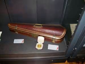 "Il Violino di Paganini, il celebre Cannone, costruito nel 1743 dal Guarneri del Gesù, oggi custodito a Palazzo Tursi".