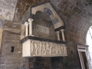 "Tomba in arcosolio di Anselmo d'Incisa". Quella esposta all'esterno è un fedele calco, l'originale è conservato nel Museo Diocesano.