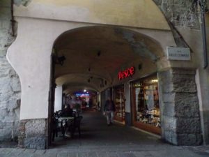 "Il porticato all'angolo con Vico delle Compere, di fronte a Piazza della Raibetta".