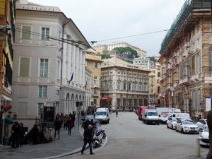 "Piazza Fontane Marose vista dal lato di Via XXV aprile, verso Via Garibaldi". Foto di Leti Gagge.