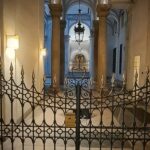 Una testa di cavallo dentro ad un portone di via Luccoli?