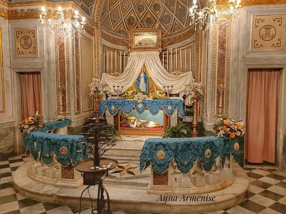 La piccola Maria che ogni anno attraversa i carruggi di Prè.